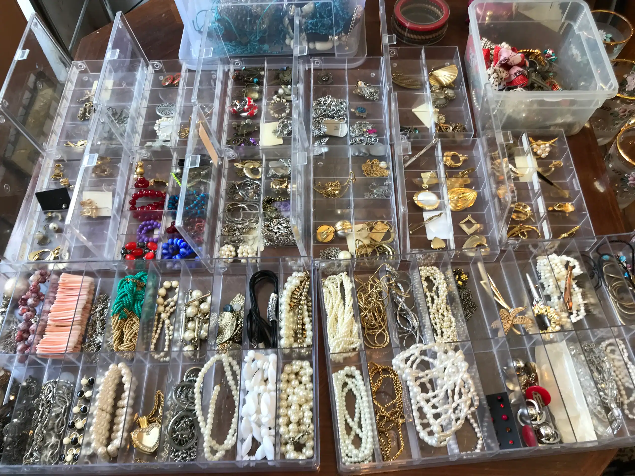 Schmuck Ankauf Wien – verschiedene Schmuckstücke und Kollektionen bei ARTHEUM