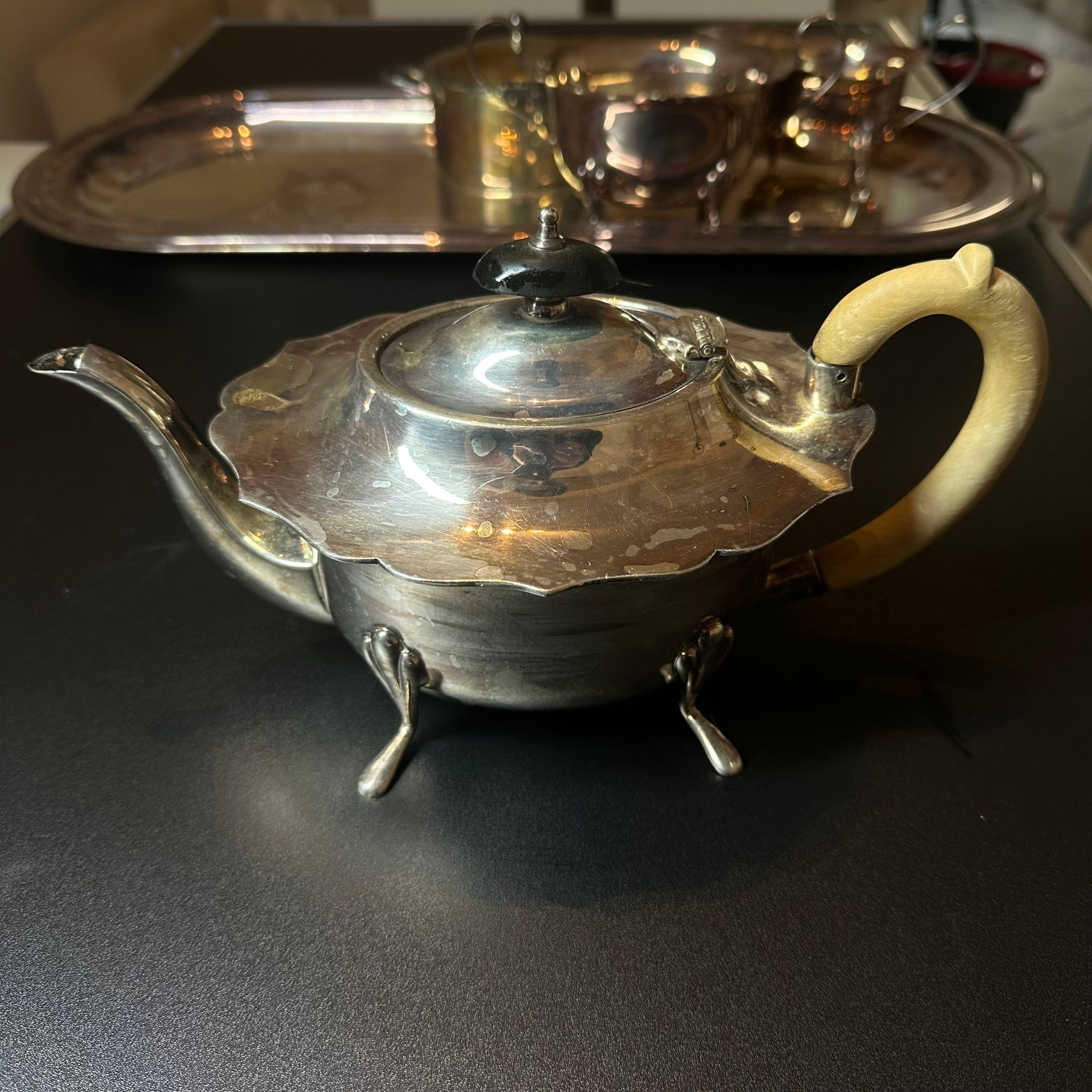 Versilberte Dekoobjekte