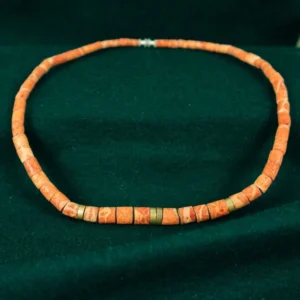 Korallenkette in Orangetönen mit Zierelementen
