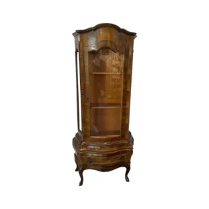 Vitrinenschrank im Barockstil mit geschwungener Glasfront
