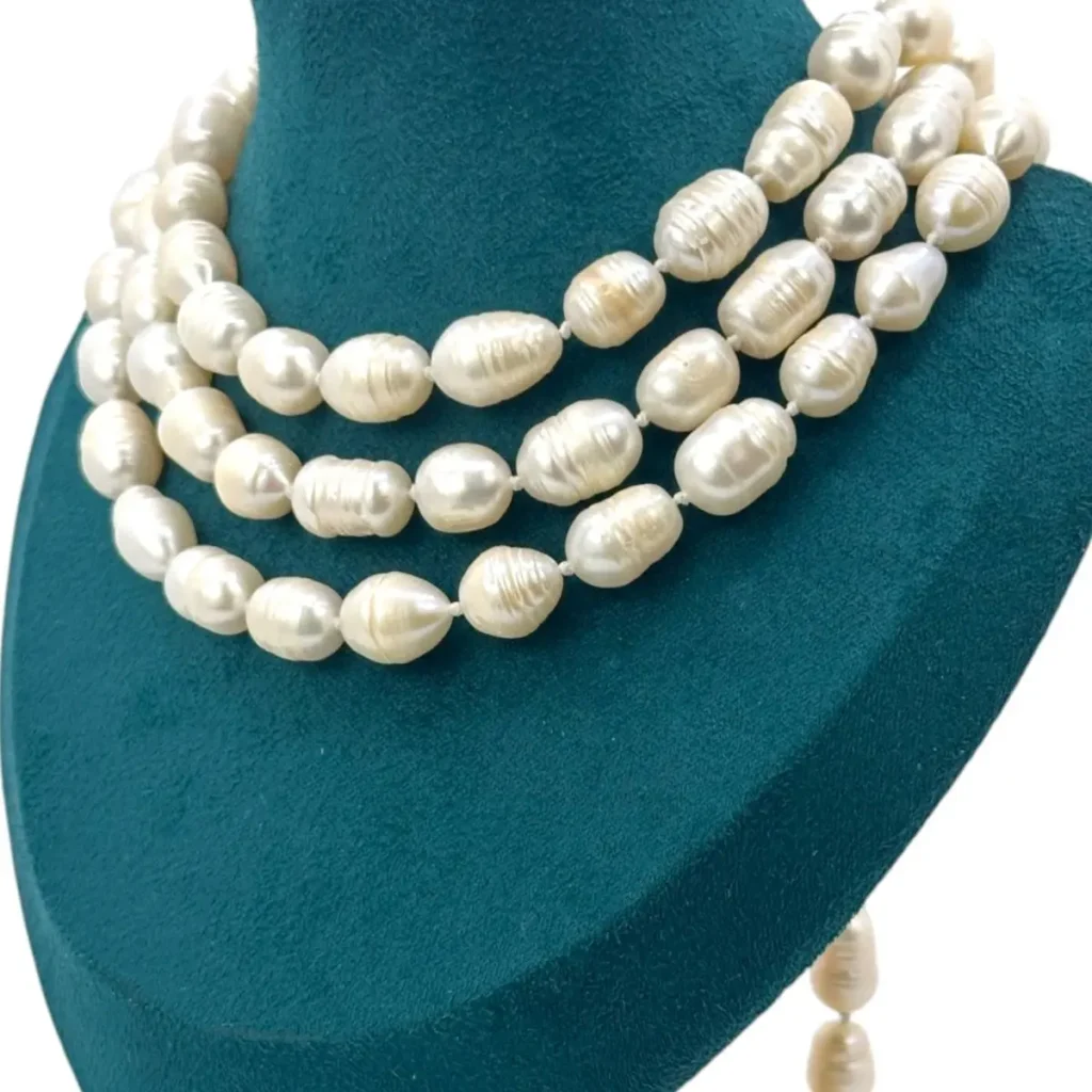 Lange Süßwasserperlenkette aus barocken weißen Perlen – Elegantes Perlen Collier