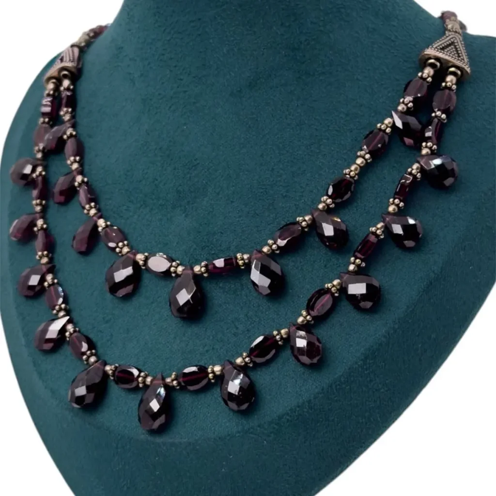 Vintage Collier aus 925 Silber mit granatfarbenen facettierten Glasperlen – Zweireihig