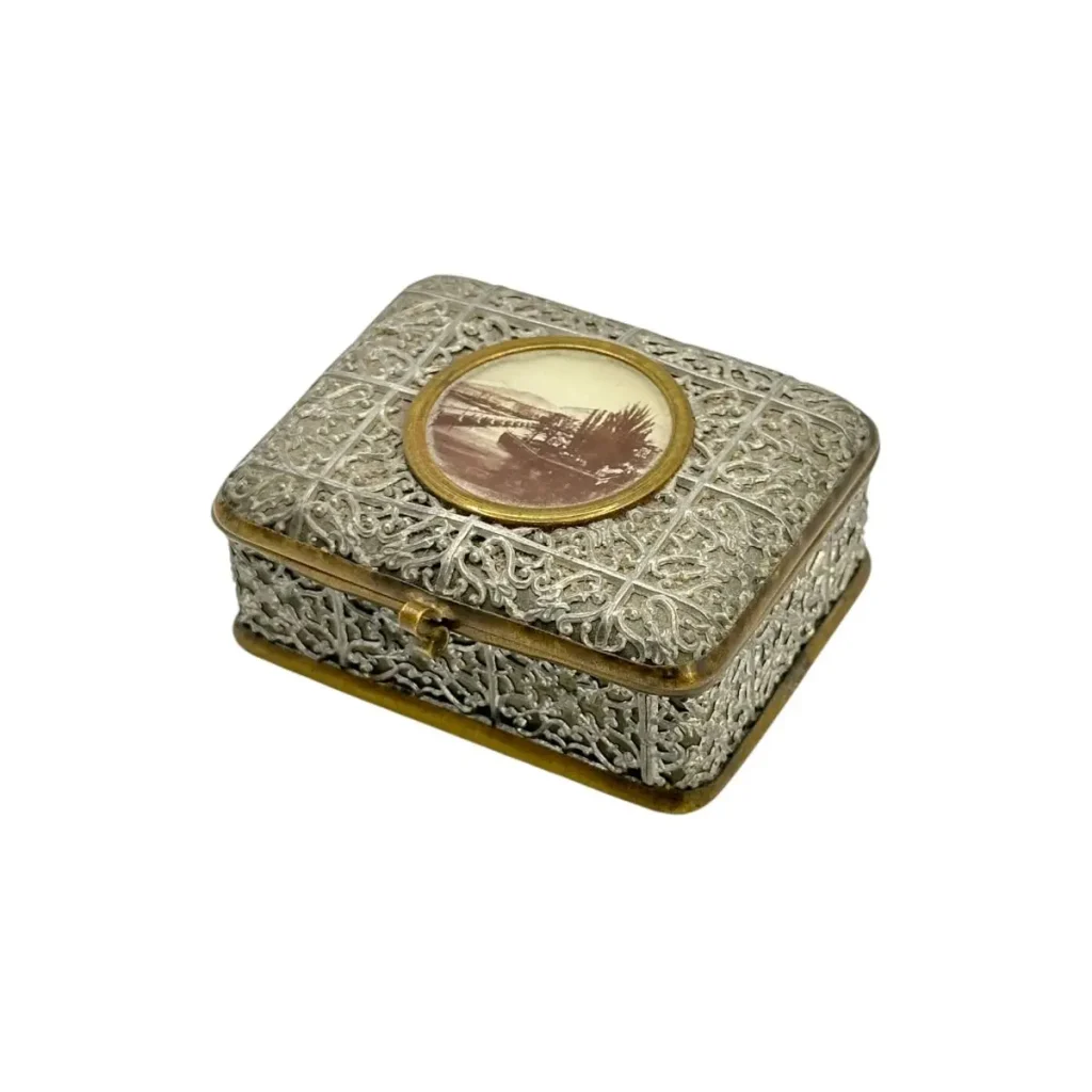 Antike Metall-Schatulle mit Fotomedaillon – Ornamentdekor