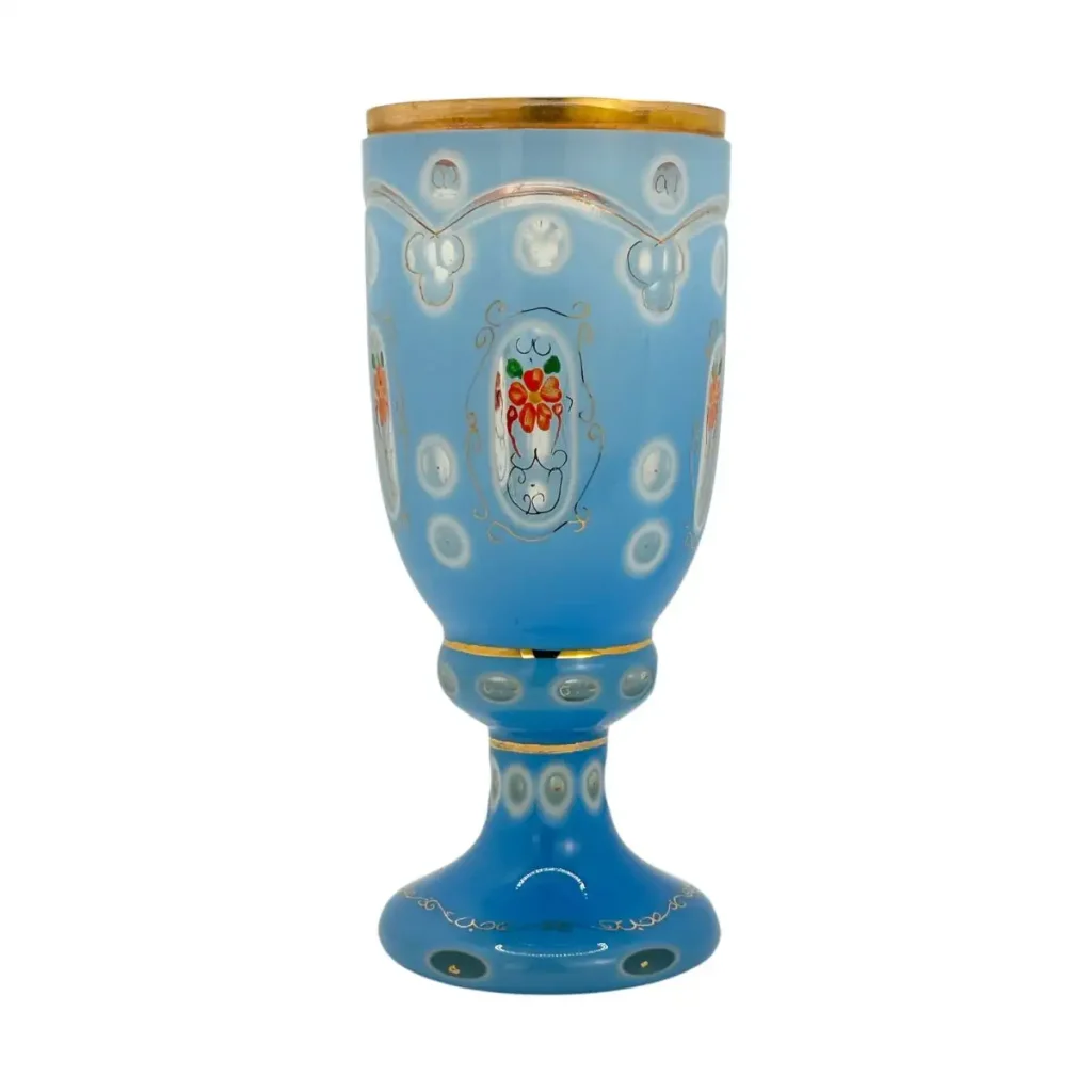 Böhmischer Fußbecher aus blauem Opalinglas mit Golddekor