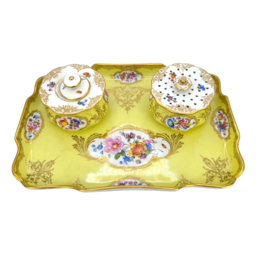 Meissen Schreibgarnitur mit 2 Dosen – Gelber Fond mit Blumenmalerei